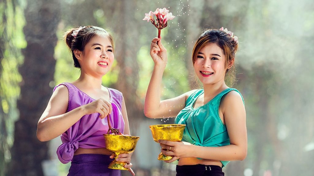 สาวลาว พรมน้ำ