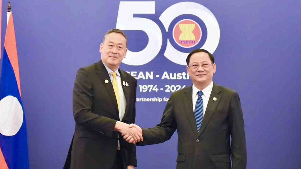 นายเศรษฐา ทวีสิน และนายสอนไซ สีพันดอน