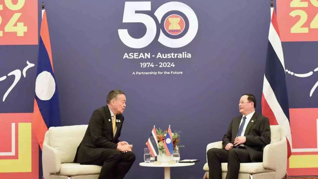 นายเศรษฐา ทวีสิน และนายสอนไซ สีพันดอน