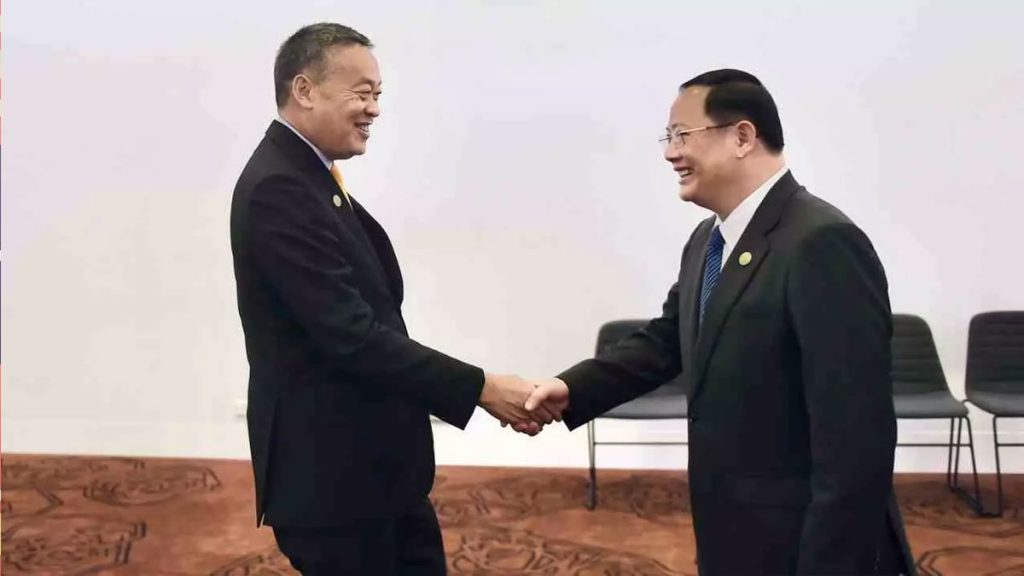 นายเศรษฐา ทวีสิน และนายสอนไซ สีพันดอน