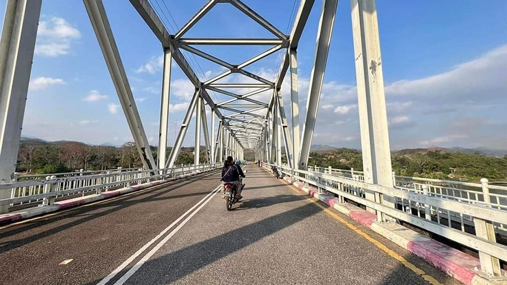 สะพานมิตรภาพเมียนมา-ลาว เชื่อมเมืองเชียงลาบ ท่าขี้เหล็ก กับเมืองลอง หลวงน้ำทา ที่มาภาพ : Tonamcha News